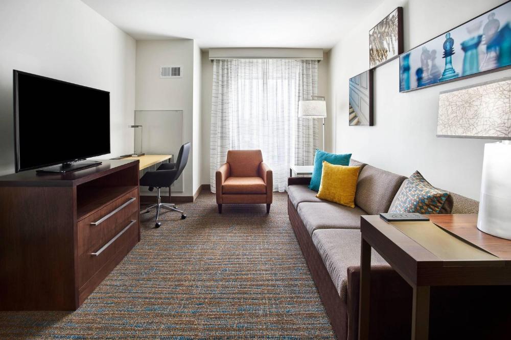 One-Bedroom Suite with Two Queen Beds and Sofa Bed interior